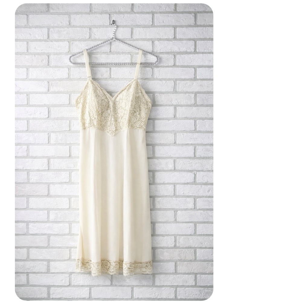 Vintage Heiress 1960’s Cream Lace-Trimmed Nylon Full Slip Chemise Size 34